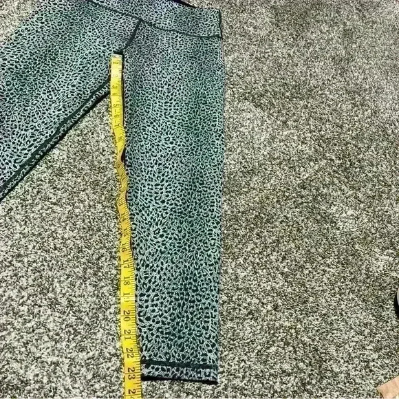 Sweaty Betty Grey Leopard Print Leggings Size M, 7/8 length - Picture 3 of 12